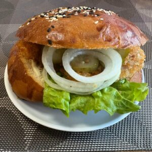 Гамбургер с куриным филе в панировке