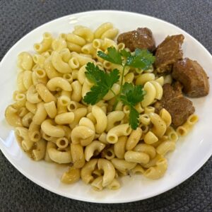 Гуляш из свинины с макаронами