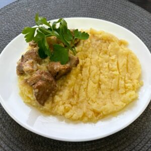 Гуляш из свинины с пюре