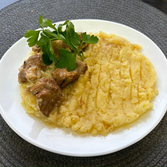Гуляш из свинины с пюре