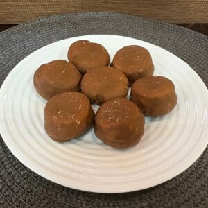 Пирожное Профитроли с соленой карамелью