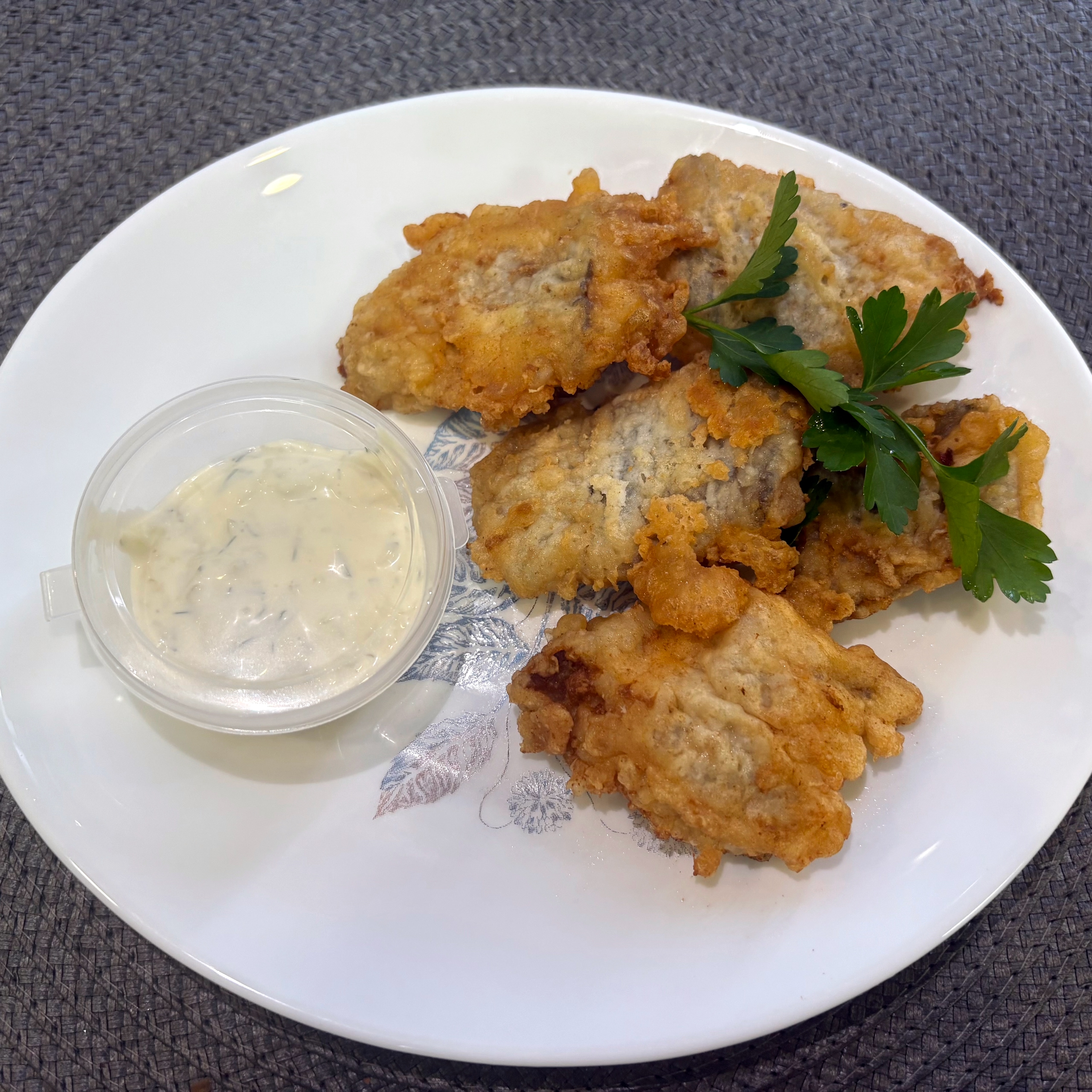 Рыба в кляре с соусом тар-тар