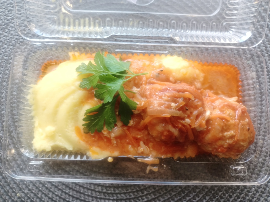 Тефтели с подливой с пюре