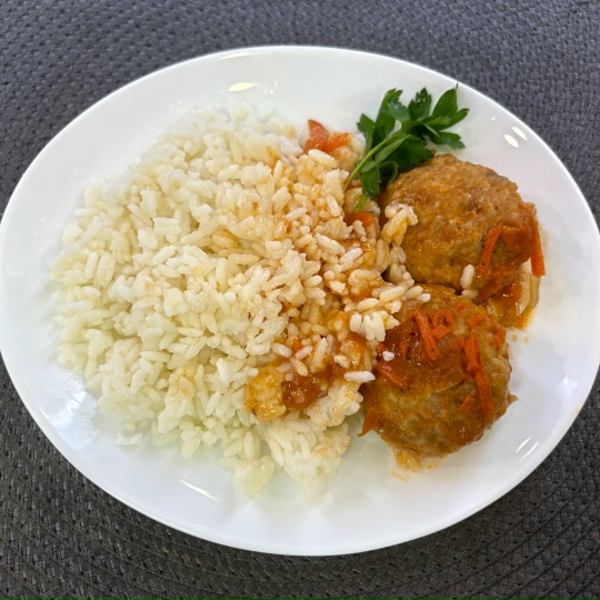 Тефтели с подливой с рисом