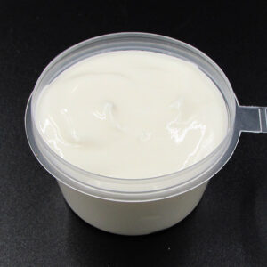 Сметана в соуснице